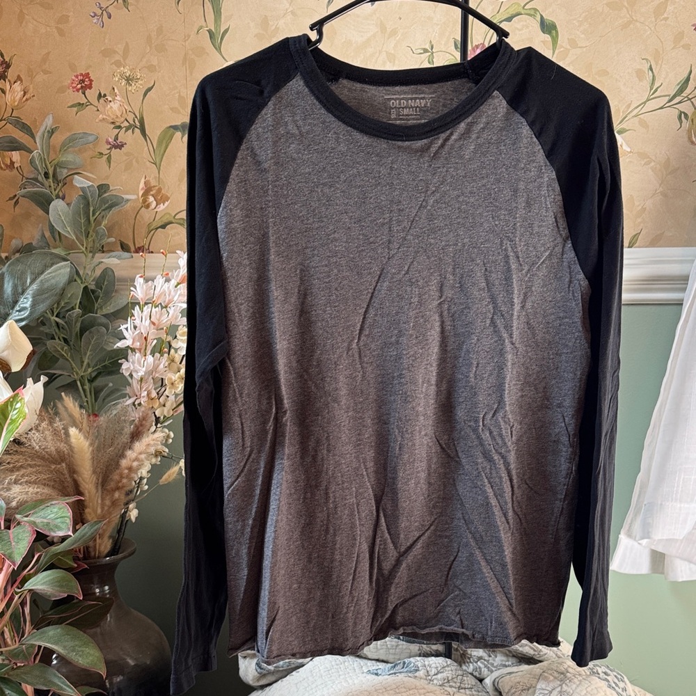 Old Navy Men's Gray and Black Long Sleeve Tee